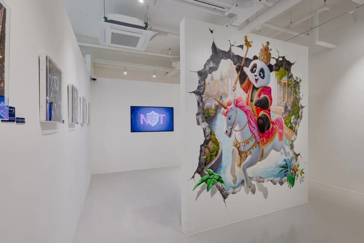 트롱프뢰유 벽화가 인상적인 NFT 갤러리 공간